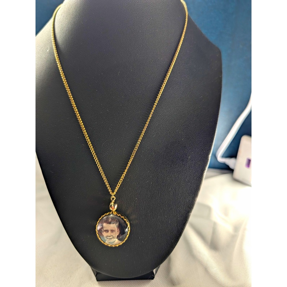 Vintage Double Sided Photo Pendant Necklace Gold Tone Scalloped Frame Curb Chain